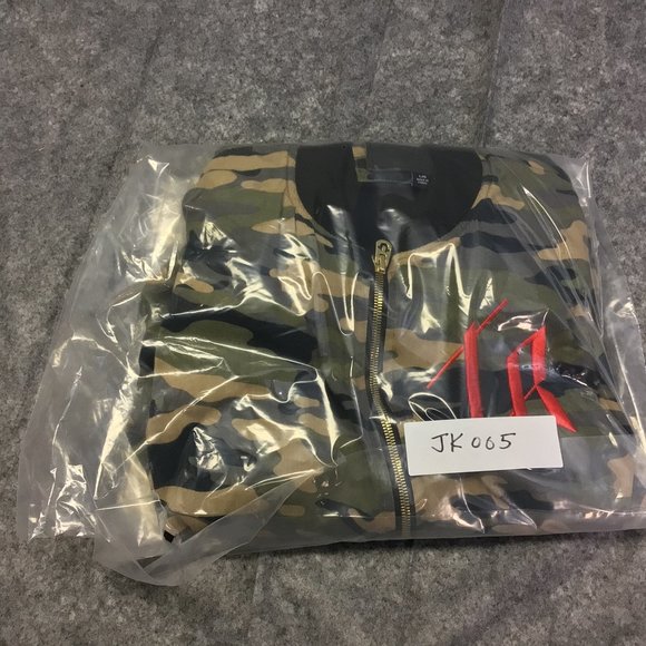 True Religion TR Logo stitched Women's Camo Bomber Jacket WD00175C Size: Large - Picture 9 of 9